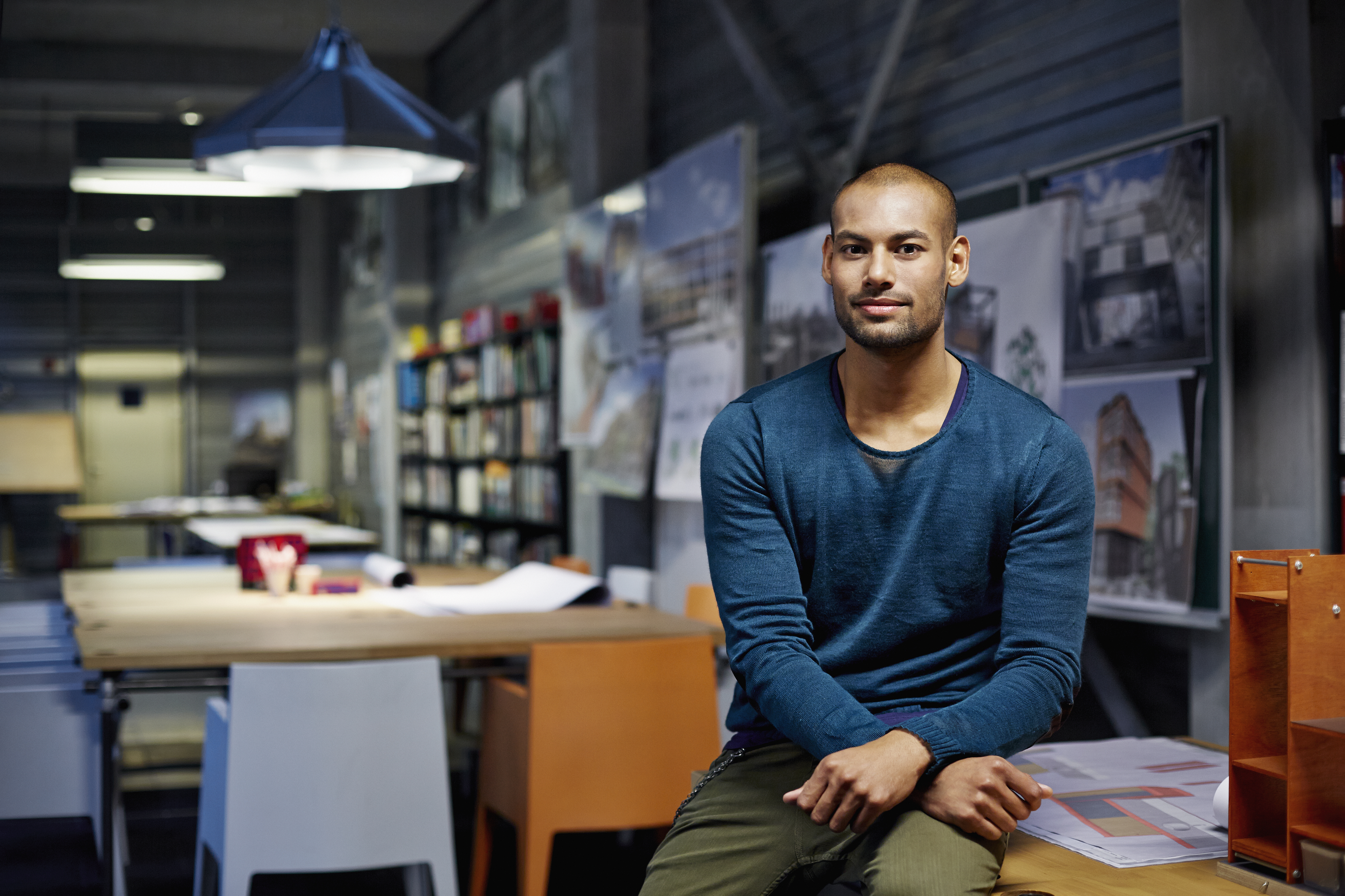 En ung man på ett arkitektkontor
