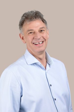 Man i skjorta med grå bakgrund företagsrådgivare