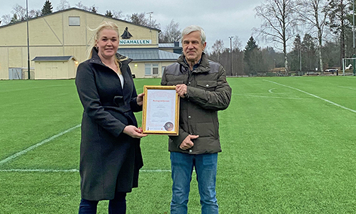 Marie delar ut diplomet till Väddö IF:s ordförande Anders
