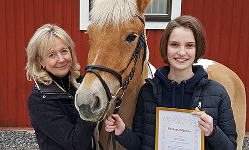 Anne Stenström och Ridklubben Rimbo Ryttares ungdomssektions ordförande Jenny Pilflod