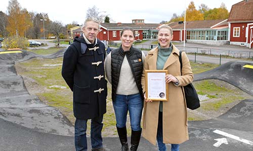 Mikael Olausson och Therese Mattsson tog emot bidraget från Angelica