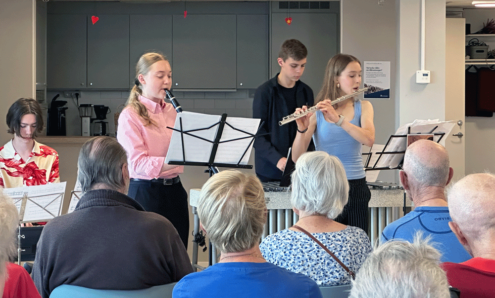 Bild på ungdomar som uppträder på ett äldreboende