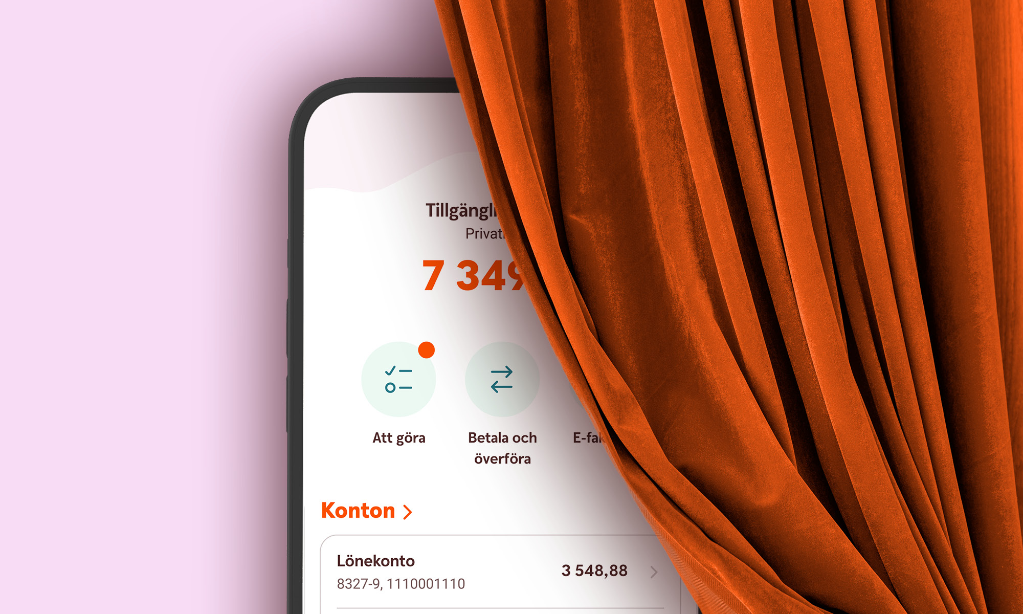 Tre personer står tätt tillsammans i en skogsmiljö. En vuxen håller om ett barn i mössa, medan ytterligare en vuxen står nära – en varm och trygg familjesituation utomhus.